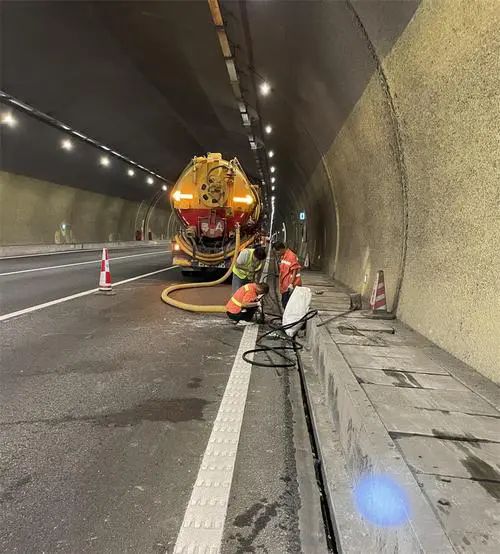 綦江隧道排水渠清淤